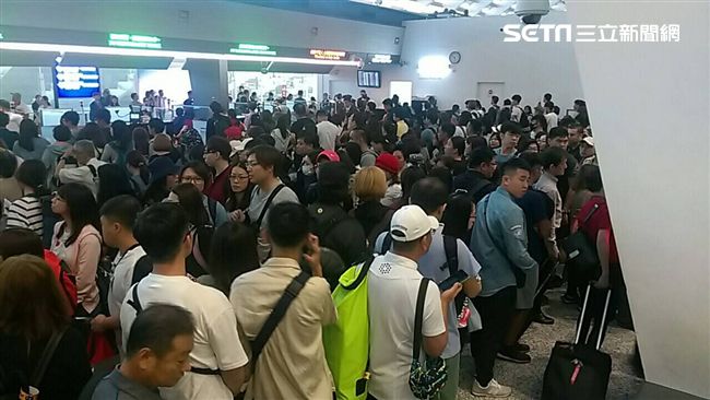 自動通關出狀況？桃機旅客卡關塞爆