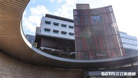 美國在台協會AIT入厝典禮，官員介紹舞蝶廣場。 （圖／記者林敬旻攝）