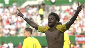 尋求第6座世足金盃，巴西隊抵達俄羅斯。（圖／美聯社／達志影像）