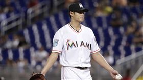 ▲邁阿密馬林魚左投陳偉殷被抓投手犯規，自己無奈攤手。（圖／美聯社／達志影像）