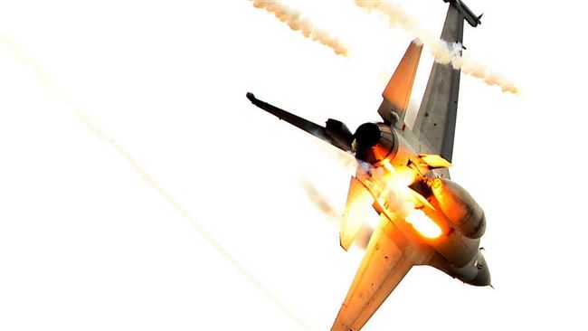 國軍F16IDF戰機施放熱焰彈。（記者邱榮吉/攝影）