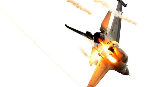 國軍F16IDF戰機施放熱焰彈