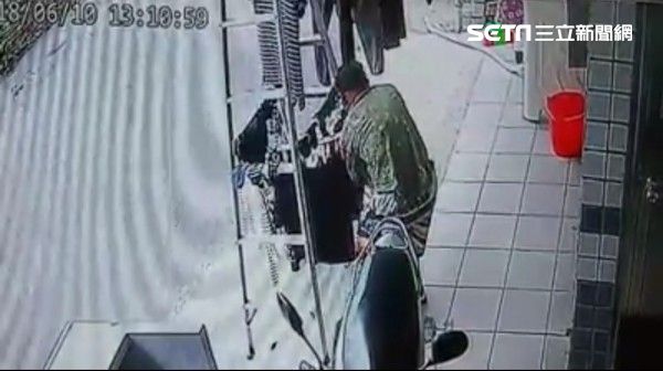阿伯伸魔手偷「女內褲」　網友都怒了