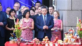 美國在台協會AIT入厝典禮，處長梅建華團拜。 （圖／記者林敬旻攝）