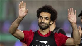 埃及球星薩拉負傷現身球場，未參與練球。（圖／美聯社／達志影像）