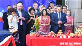 AIT內湖新館入厝祈福美國在台協會（AIT）內湖新館12日落成，處長梅健華（Kin Moy）（前右）率領館內人員入厝祈福。中央社記者王飛華攝  107年6月12日