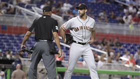 ▲舊金山巨人強投Madison Bumgarner與主審交換言語被驅逐出場。（圖／美聯社／達志影像）