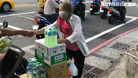高雄7旬阿嬤路邊賣飲料／網友吳霓霓提供