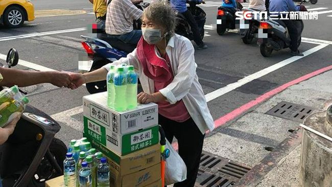 夫兒都遇車禍　嬤路邊賣佛心飲料養家