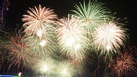 澎湖花火節遠航之夜（2）2018澎湖國際海上花火節11日晚間舉辦「遠航之夜」，現場璀璨煙火與遠航空服員精彩演出，讓參與民眾度過一個開心而美麗的夜晚。中央社　107年6月11日