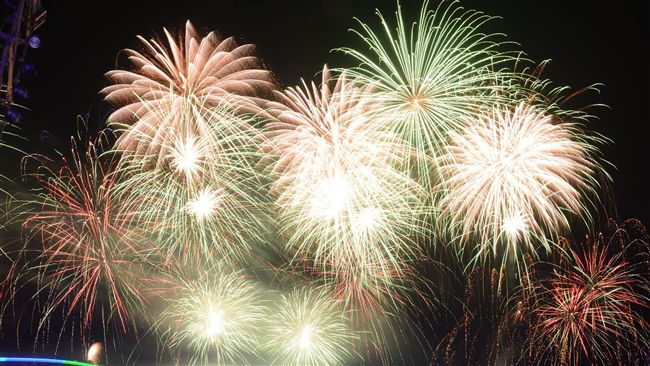 花火節遠航之夜　燦爛煙火閃耀海灣