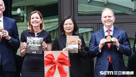AIT美國在台協會內湖新館落成典禮，總統蔡英文在時空膠囊放進看見台灣一書。 （圖／記者林敬旻攝）