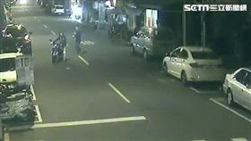 何男偽裝成香港旅客，隨機搭訕年輕女子，並謊稱要發起合照活動，再趁機偷親嘴後逃逸，警方循線將他逮獲，訊後依性騷擾罪函送法辦（翻攝畫面）