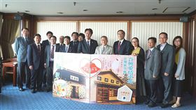 集台日兩地車站戳章　可兌換紀念商品新竹縣長邱鏡淳（右6）10日率領縣府團隊前往日本北海道札幌市，與十勝日台親善協會副會長中村浩和（右7）會面，並一同宣告，民眾只要集滿新竹合興車站與日本北海道帶廣市幸福車站的戳章，即可免費兌換紀念商品。（新竹縣政府提供）中央社記者魯鋼駿傳真　107年6月11日