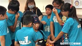 全校畢業生齊到院提前替王宏至舉辦畢業典禮，師生們紛紛主動上前打氣，也忍不住掉下不捨的淚水，真心祝福宏至能快快康復。（圖／亞洲大學附屬醫院提供）