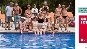 就是要裸泳！加泰妹公投成功解放乳頭
公投,加泰隆尼亞,拉阿梅特利亞,L'Ametlla del Vallès,裸泳,解放乳頭,上空
http://el9nou.cat/valles-oriental/actualitat/accio-per-reclamar-el-dret-a-fer-topless-a-la-piscina-de-lametlla/