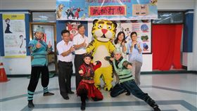 紙風車23日基隆開演  捐發票換爆米花基隆市海洋老鷹嘉年華23日舉行，白天有精彩的遊行活動，遊行結束後緊接著晚間6時起在西3倉庫旁還有紙風車劇團帶來的精彩大戲「武松打虎」，民眾在活動現場打卡按讚就可獲得限量贈品，捐發票還可換爆米花、抽扭蛋。中央社記者王朝鈺攝  107年6月11日