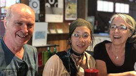 8月大孤兒送養加拿大  19歲女返台尋親台灣出生、8個月大就被社福機構送加拿大寄養的解（女雲）娟（Rosalie Hamel）（中），在養父母的陪伴下，一家3口來台展開尋親之旅。中央社記者李先鳳攝　107年6月11日