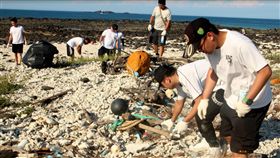 空軍馬基隊隊慶　攜手淨灘護美景（2）空軍馬公基地勤務隊邀請航資中隊、天氣中心、憲兵中隊、第三作戰隊官兵一起在湖西北寮海灘進行公益淨灘活動，當成馬基隊18週年隊慶最佳獻禮。（空軍馬基隊提供）中央社　107年6月10日