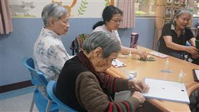 失智長者手作拼布募款　盼各界支持關懷天主教失智老人基金會和台灣拼布網合作，帶領失智長輩製作拼布作品募款，1日舉行成果發表會，號召民眾踴躍捐款支持失智長者的拼布作品，也盼大眾一同重視失智照護議題。中央社記者陳偉婷攝　107年5月1日