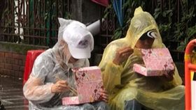 八百壯士冒雨嗑便當
圖翻攝自八百壯士捍衛權益臉書