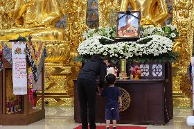 飛官吳彥霆迎靈至花蓮　妻子靈前祝禱
