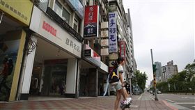 AIT官員一句話  戶外用品店群聚信義路三路行經信義路三段，戶外用品店的招牌一字排開，格外醒目。商家不約而同群聚在此，全因美國在台協會官員在審核美簽時，總會善意提醒民眾「美國很冷」，意外帶動羽絨衣、戶外用品店蓬勃發展。中央社記者游凱翔攝　107年6月12日