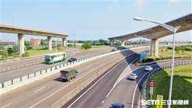 國2甲天空斷橋終有解　後續工程正式動土由國道2號大園交流道延伸至台61線的國道2號甲線工程，因高架設計橫越其他道路之上又遲未完工，被地方人士稱為「天空斷橋」；經過桃園市政府協調，今年2月完成工程發包，12日舉行開工動土典禮。中央社記者吳睿騏桃園攝　107年5月12日