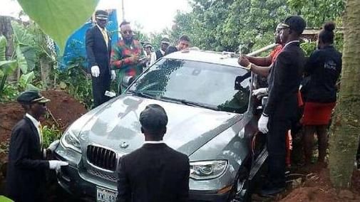 全新BMW當棺木　男氣派下葬老父