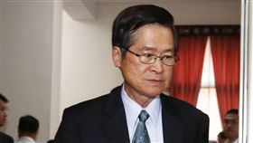 軍改案朝野協商　嚴德發趕回立院　國防部長嚴德發（中）12日下午從屏東趕回立法院，參與攸關軍人年金改革的「陸海空軍軍官士官服役條例修正草案」朝野協商。中央社記者施宗暉攝　107年6月12日