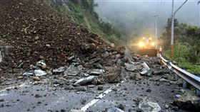 阿里山公路土石坍方　幸無人車經過（2）阿里山公路（台18線）76.7公里處20日凌晨傳出邊坡土石坍方交通阻斷，公路總局第五區工程處阿里山工務段調派機具搶修。（公路總局阿里山工務段提供）中央社記者黃國芳傳真　107年3月20日