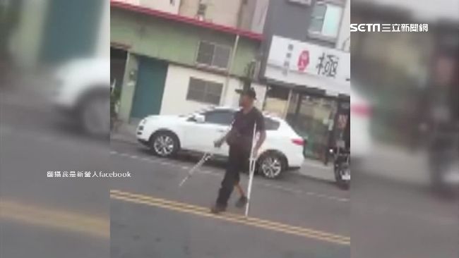 拐杖哥求買愛心筆…拿錢「快走」離開