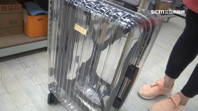 國王的箱子？透明行李箱挑戰「恥」度