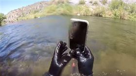 智慧手機,防水,美國,網紅,泡水,iPhone X,手機,失主,蘋果（圖／翻攝自《Man + River》YouTube）