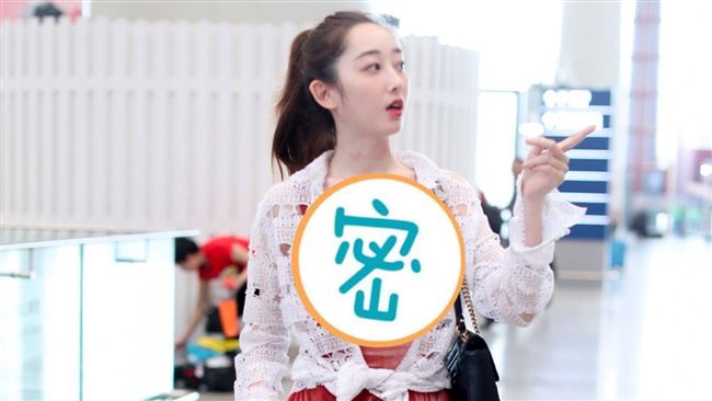 女星深V秀乳溝　下秒黑Bra掉出來