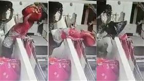 頭頂,印度,Surat,蘇拉特,婦人,避讓,墜樓,意外,包裹,圍牆, 圖/翻攝自LiveLeak https://goo.gl/qhhDJE