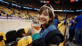 ▲陳意涵到金州勇士主場甲骨文球場為勇士加油。（圖／取自陳意涵臉書）