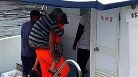 澎湖離島老婦不良於行　岸巡助揹上船就醫澎湖偏遠離島一名老婆婆行動不便乘坐輪椅，她與女兒11日欲搭船至馬公看診，但難以登船，岸巡東嶼坪安檢所下士吳壹暄見狀主動協助揹老婆婆上船，讓在場乘客相當感動。（第七岸巡隊提供）中央社  107年6月12日