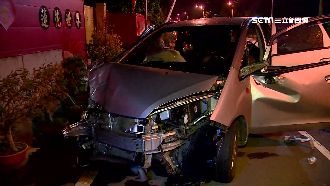 閃狗自撞電線桿？19歲男無照駕駛…