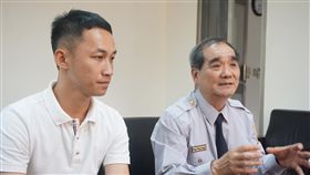 慶祝警察節　金門資深新秀員警獲表揚慶祝警察節，金門縣警察局12日表揚績優警察，縣警局防治科科長林興財（右）獲得資深績優警察獎章，入警界3年的金城分局警員張峻豪（左）獲得全國績優警勤區肯定。中央社記者黃慧敏攝　107年6月12日