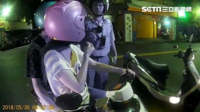 環抱騎車曬恩愛？　原來是酒駕障眼法