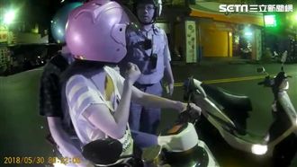 環抱騎車曬恩愛？　原來是酒駕障眼法