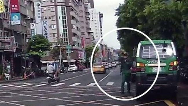 郵差遇雨濕透仍送信　網心疼要忍整天