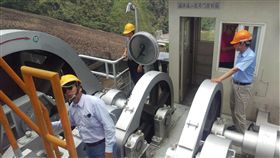 南水局啟動防汛整備經濟部水利署南區水資源局人員12日再次針對所轄堰壩等設施進行防汛整備，確保汛期作業安全。（南區水資源局提供）中央社記者楊思瑞傳真　107年6月12日