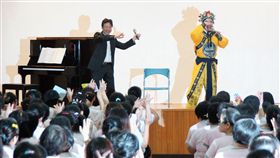 張正傑朱陸豪高雄女監公益音樂會同台獻藝大提琴家張正傑（後左）與京劇演員朱陸豪（後右）12日在高雄女子監獄同台獻藝，為收容人帶來精彩藝文盛宴，全場同樂。中央社記者程啟峰高雄攝  107年6月12日