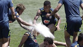 內馬爾等巴西球星幫庫迪尼奧慶生。（圖／美聯社／達志影像）