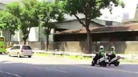 2警停路中央躲太陽惹議　警局回應了
台北市,騎車,巡邏,員警,遮陽,路中央,並排停車,觀感不佳,信義分局
翻攝畫面
