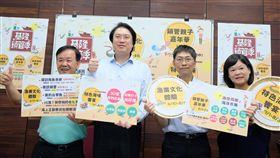 基隆鎖管季將登場　5大遊程開放報名2018基隆鎖管季系列活動將登場，基隆市長林右昌（左2）12日歡迎民眾共襄盛舉，往年最受歡迎的「夜訪鎖管」、「夜釣白帶魚」等5大遊程體驗即日起開放報名。中央社記者王朝鈺攝　107年6月12日