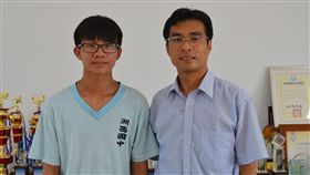 湖西國中畢典　許明菲獲頒體育生活績優獎澎湖縣湖西國中12日舉行畢業典禮，應屆畢業生許明菲（左）除了獲得總統教育獎外，還獲體育與生活兩項績優獎狀。中央社　107年6月12日