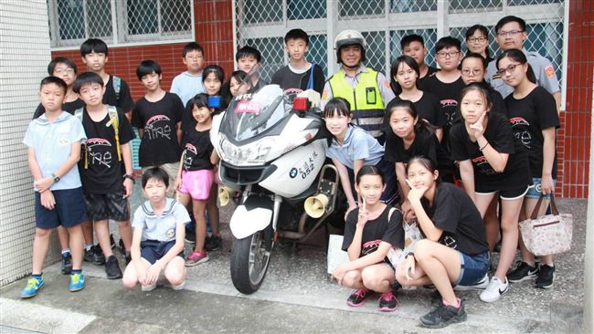 小小波麗士齊聚淡水　萌喊我要當警察